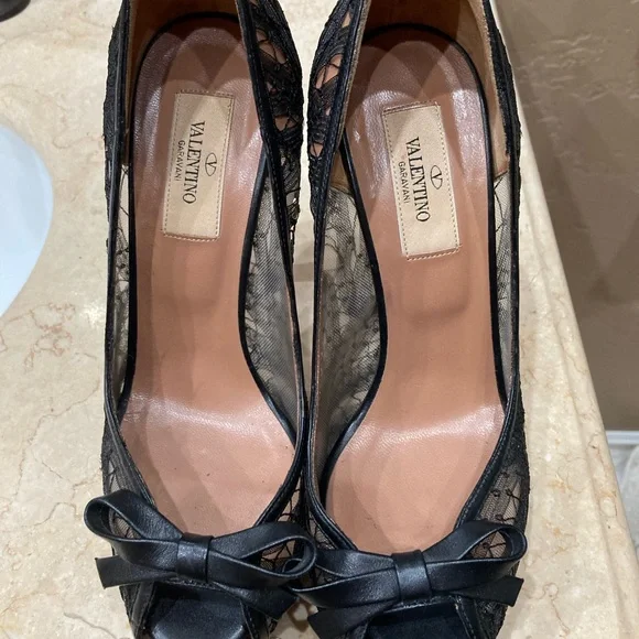 Valentino Garavani Peep Toe Lace Pumps with Bow - Picture 4 of 16